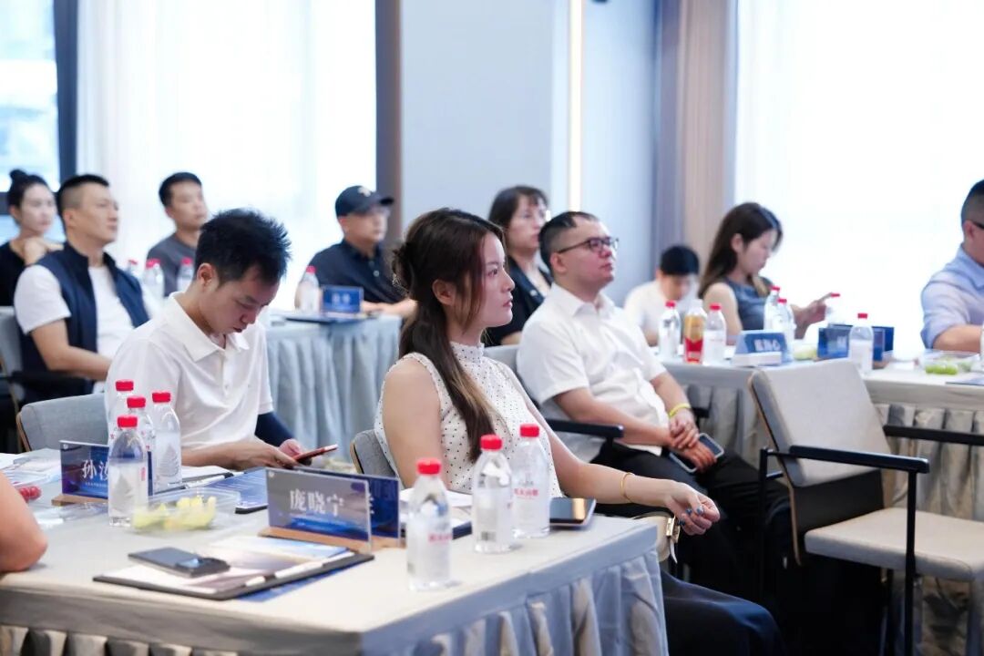 Participants discussing at the KJ New Energy training